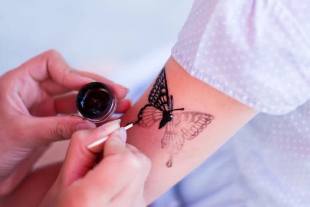 Co to henna? Odkryj jej właściwości i zastosowania w kosmetyce Co to henna? Odkryj jej właściwości i zastosowania w kosmetyce