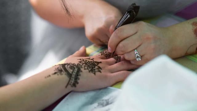 Czy naturalna henna uczula? Rzadkie reakcje alergiczne i ryzyka Czy naturalna henna uczula? Rzadkie reakcje alergiczne i ryzyka