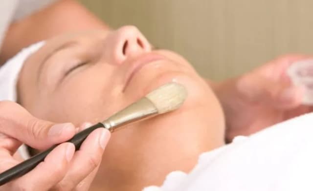 Peeling gommage co to? Poznaj jego zalety i działanie na skórę Peeling gommage co to? Poznaj jego zalety i działanie na skórę