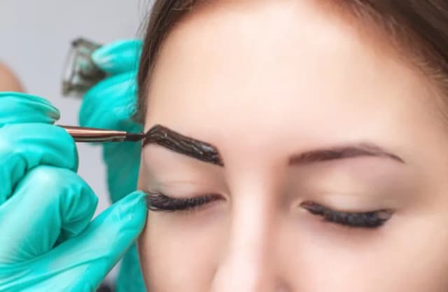 Jaka henna do brwi dla blondynek? Odcienie, które zachwycają i nie przyciemniają Jaka henna do brwi dla blondynek? Odcienie, które zachwycają i nie przyciemniają