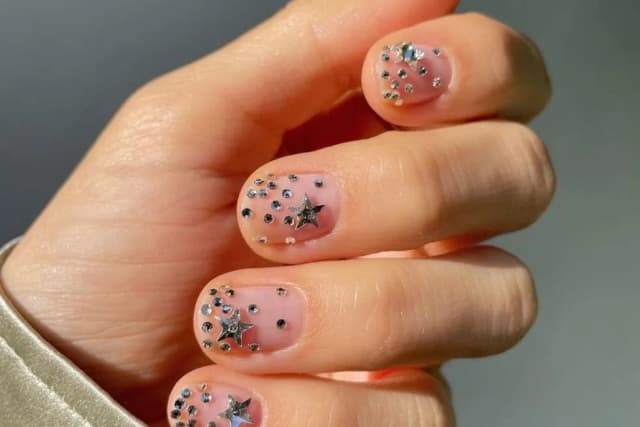 Hybrydy w domu czy warto? Odkryj zalety i wady samodzielnego manicure Hybrydy w domu czy warto? Odkryj zalety i wady samodzielnego manicure